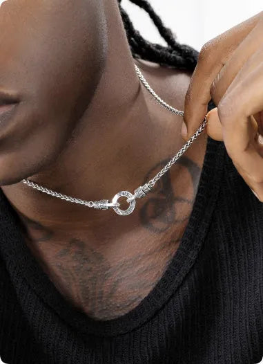 Silver S925 sterling silver clavicle necklace with a simple pendant on a fine chain.
