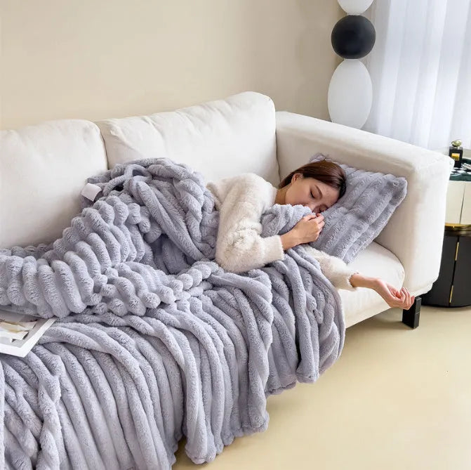 Solid colour double-sided thickening faux rabbit fur blanket in bubble velvet material.