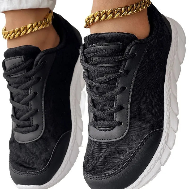 Women's white canvas running shoes with flat heel and round toe on size 39 sole