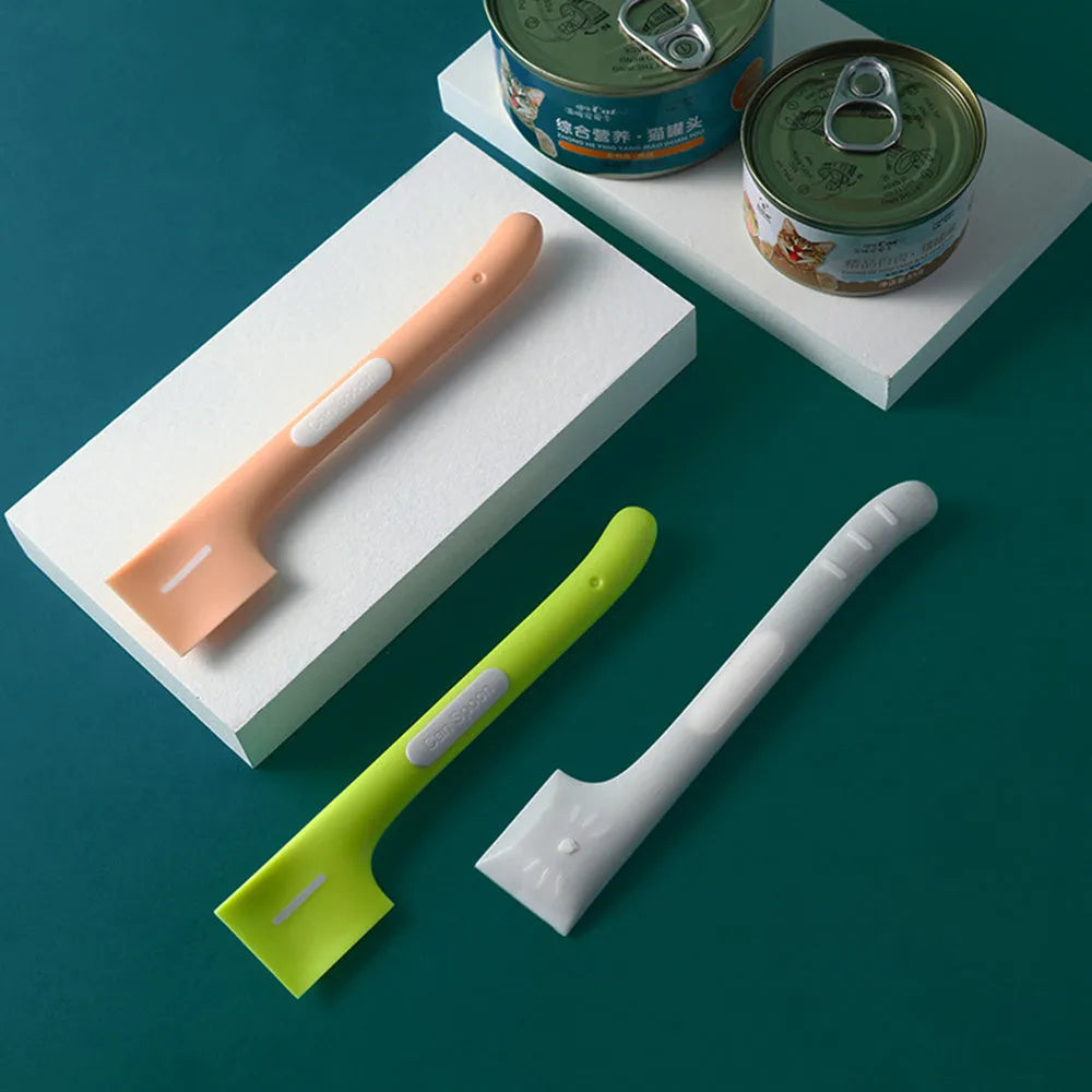 Long-handled pet feeding spoon for cats and dogs wet food with right-angle design