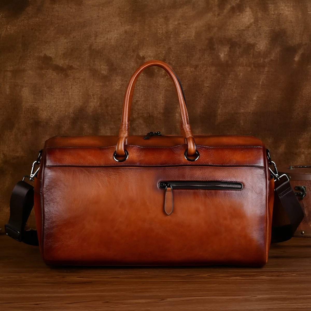 Retro leather travel bag handmade from first layer cowhide with 20L capacity