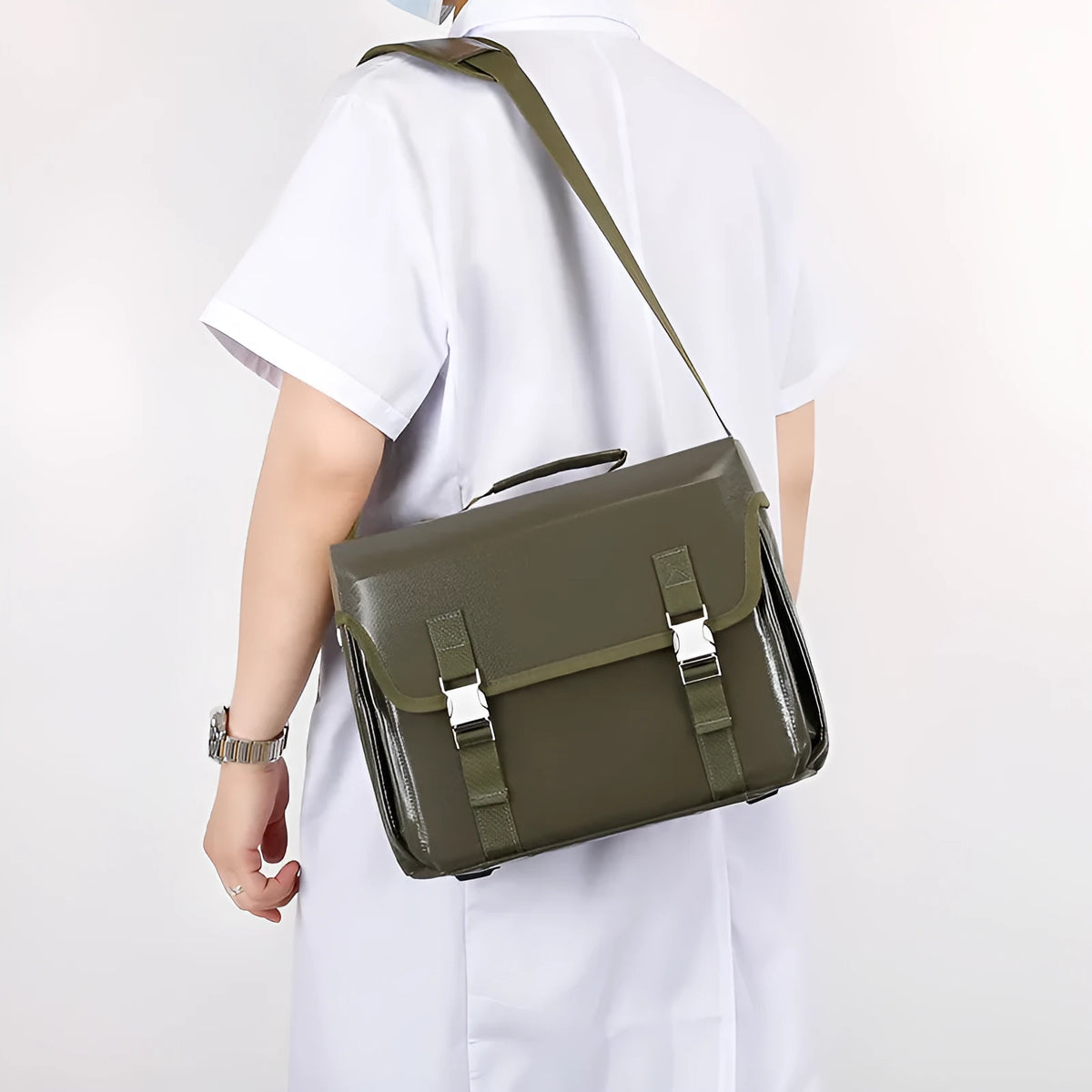 Portable emergency first aid kit backpack in army green or red, with optional logo, for travel and epidemic prevention