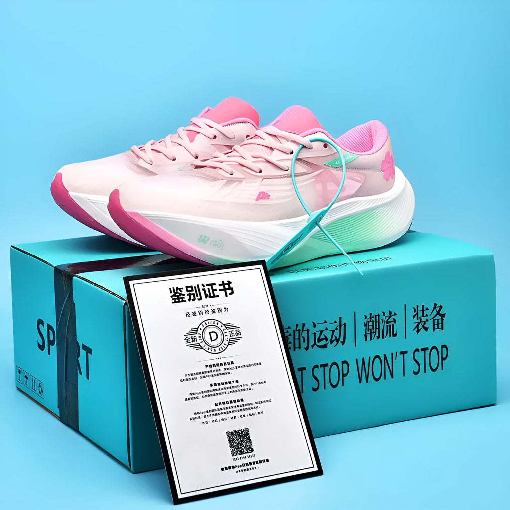 Neutral adult racing sneaker with carbon plate, low-top PU mesh upper in glacier colour with natural rubber sole