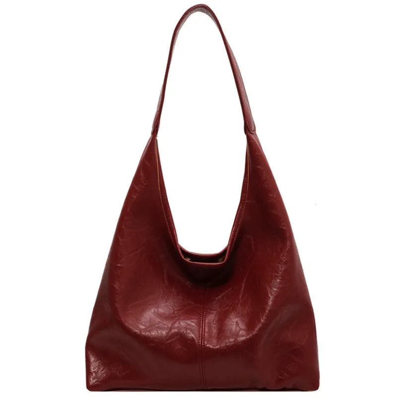 Soft leather shoulder bag in street style with sandwich pockets and sewing thread detailing