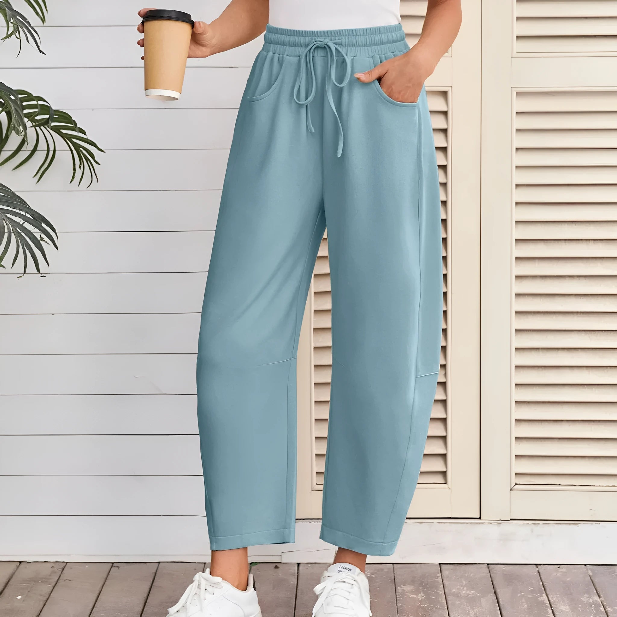 Loose cropped sports sweatpants with elastic waistband and drawstring in multiple colour options
