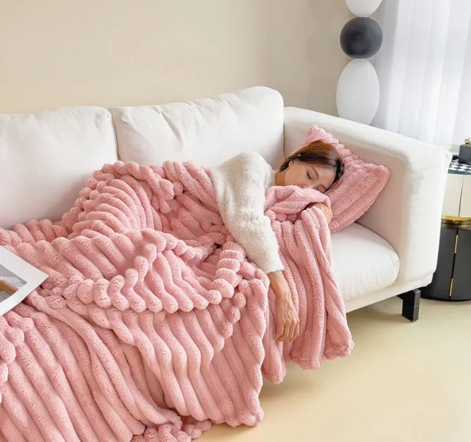 Solid colour double-sided thickening faux rabbit fur blanket in bubble velvet material.