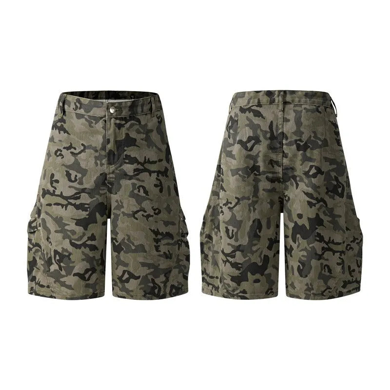 Retro washed cotton workwear shorts in loose fit and fifth pants length, shown in camouflage colour.