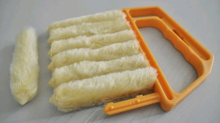 Plastic Venetian blind cleaning brush with removable washable rollers and rustproof body
