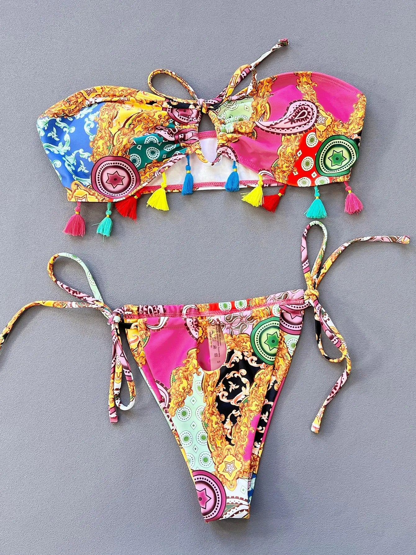 Women's separated printing pattern tube top bikini set for swimming.