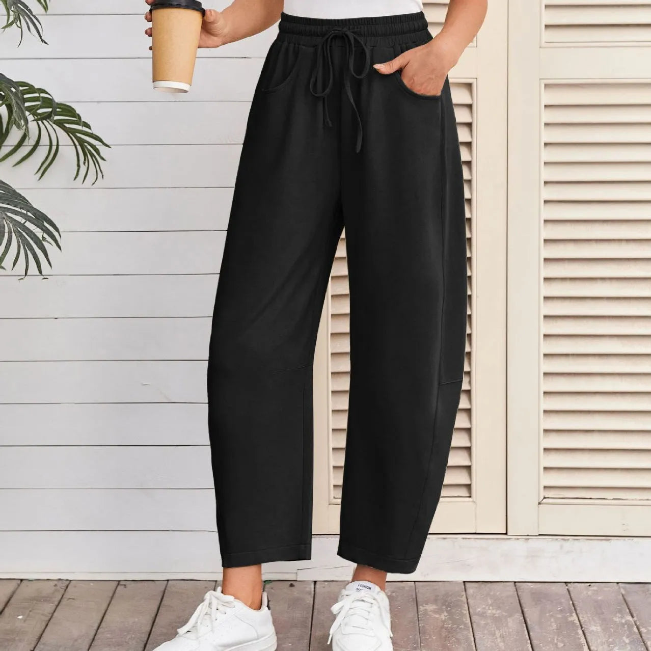 Loose cropped sports sweatpants with elastic waistband and drawstring in multiple colour options
