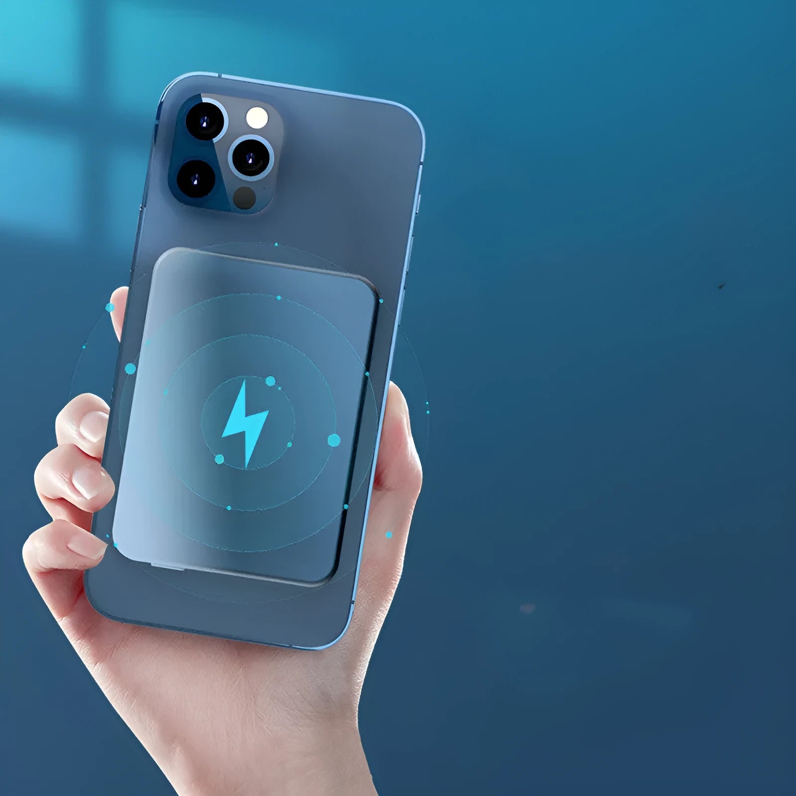 Silver aluminium wireless power bank with magnetic charging and USB-C port