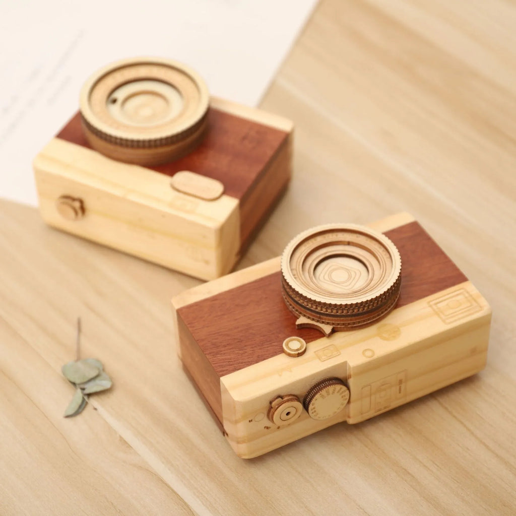 Wooden music box with rotating mechanism in pine wood, 10.5cm wide