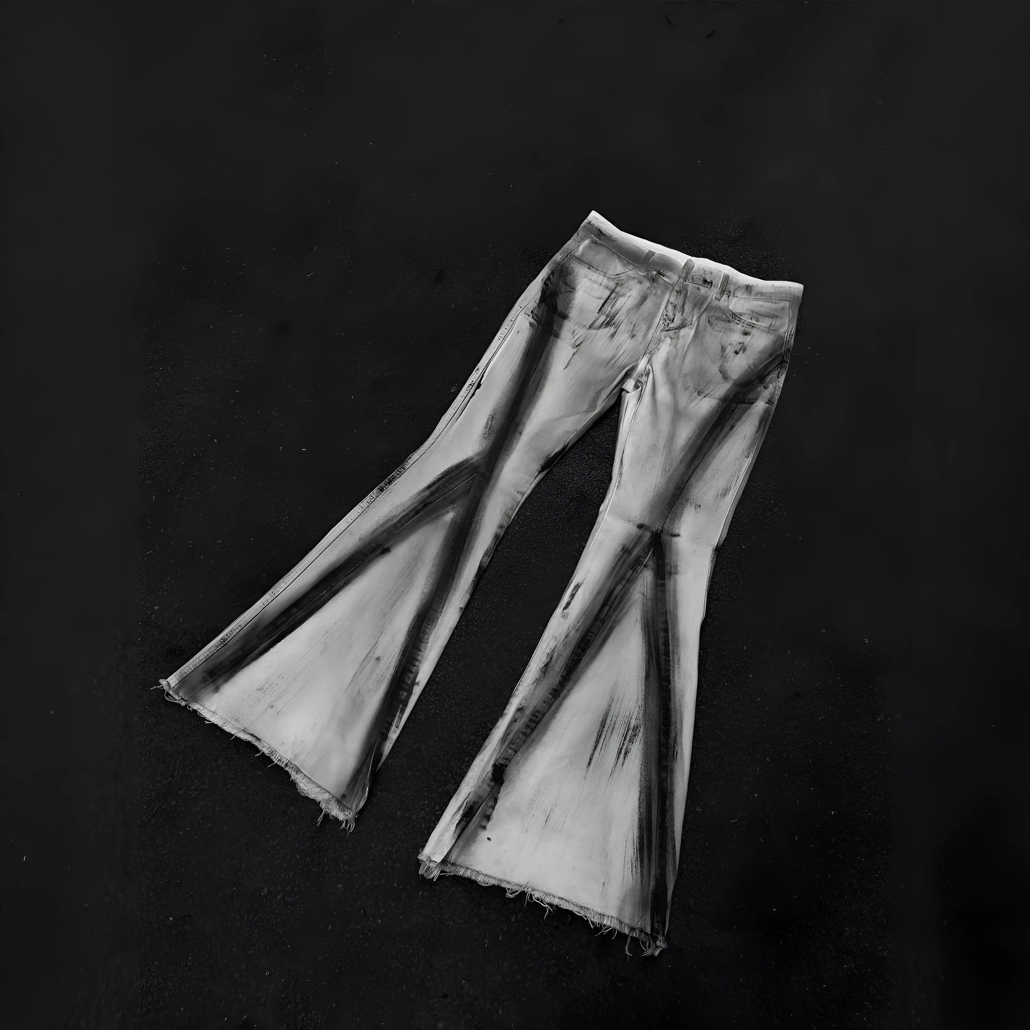 Mid waist selvedge style jeans with black ribbon gradient colour and zip fly opening