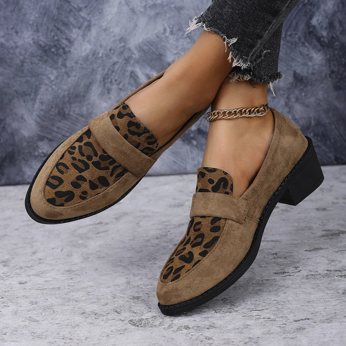 Leopard print suede slip-on pumps with chunky mid-heel and pointed toe in pink colour