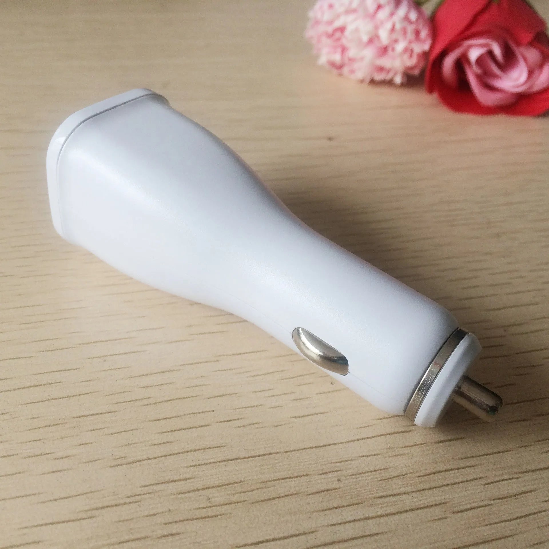 White QC30 single port USB car charger with QC2.0 fast charge certification