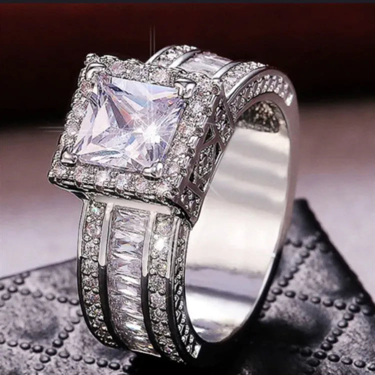 Women's geometric round alloy ring with electroplated gold or white finish
