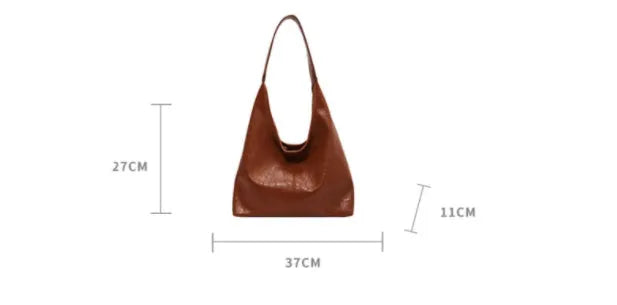 Soft leather shoulder bag in street style with sandwich pockets and sewing thread detailing