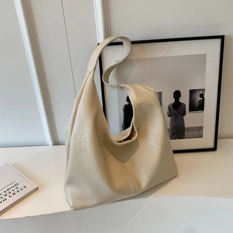 Soft leather shoulder bag in street style with sandwich pockets and sewing thread detailing