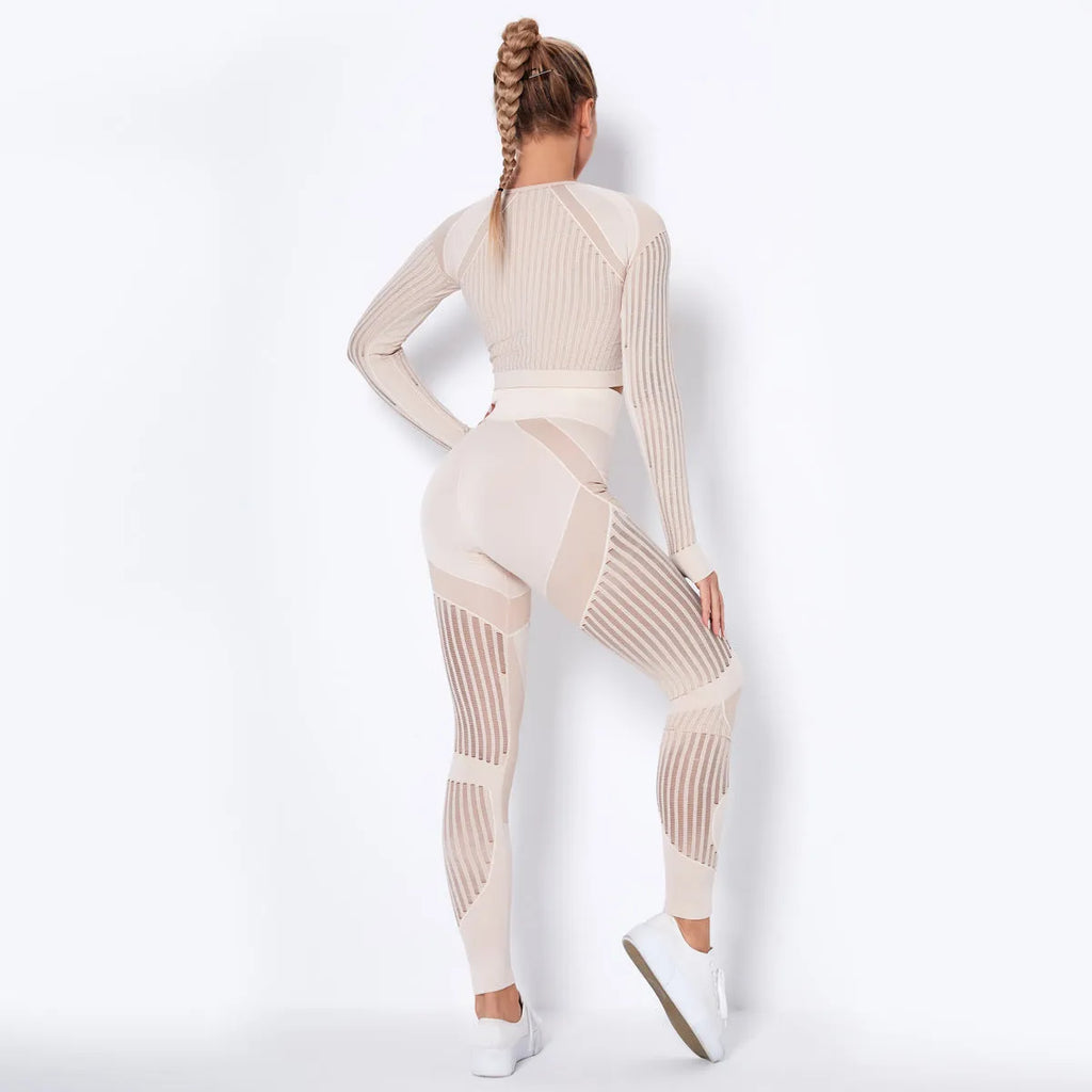 Women's long-sleeved seamless knitted yoga suit in a breathable fabric blend.