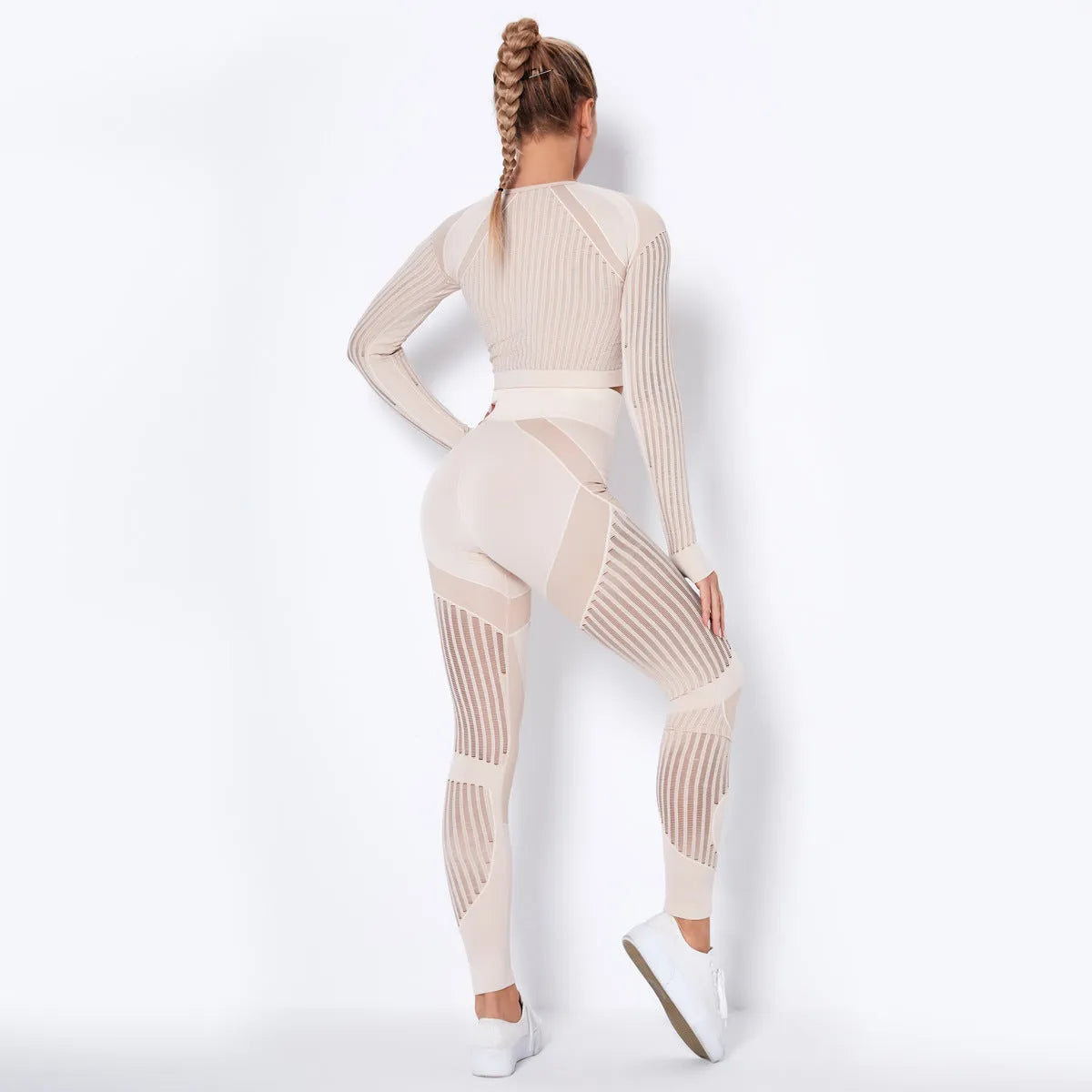 Women's long-sleeved seamless knitted yoga suit in a breathable fabric blend.
