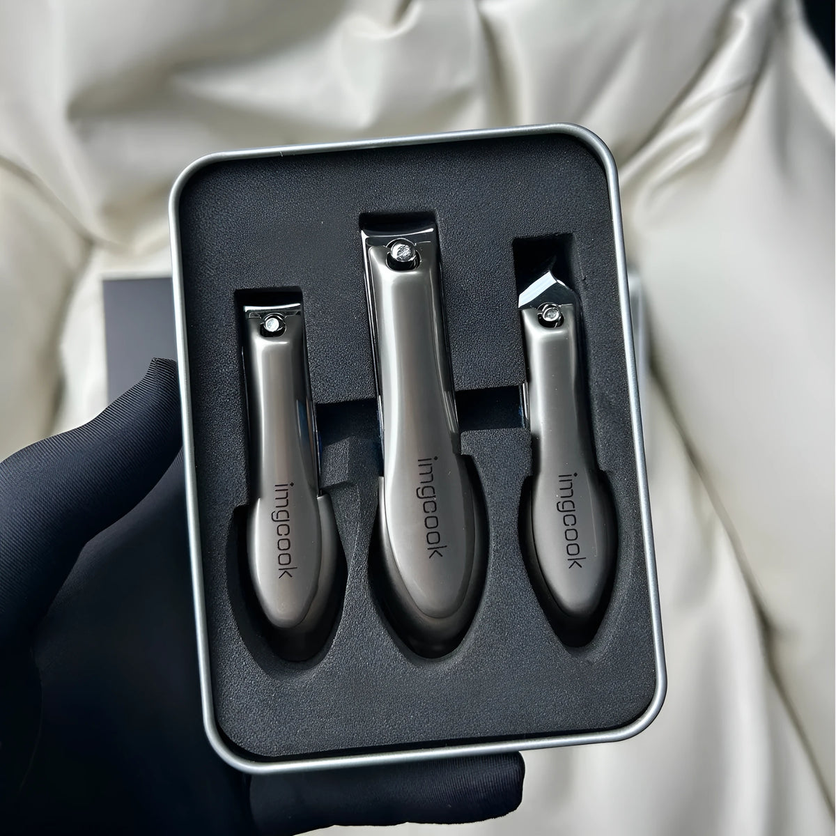 Three-piece anti-splash nail clipper set in black alloy and stainless steel for daily nail care