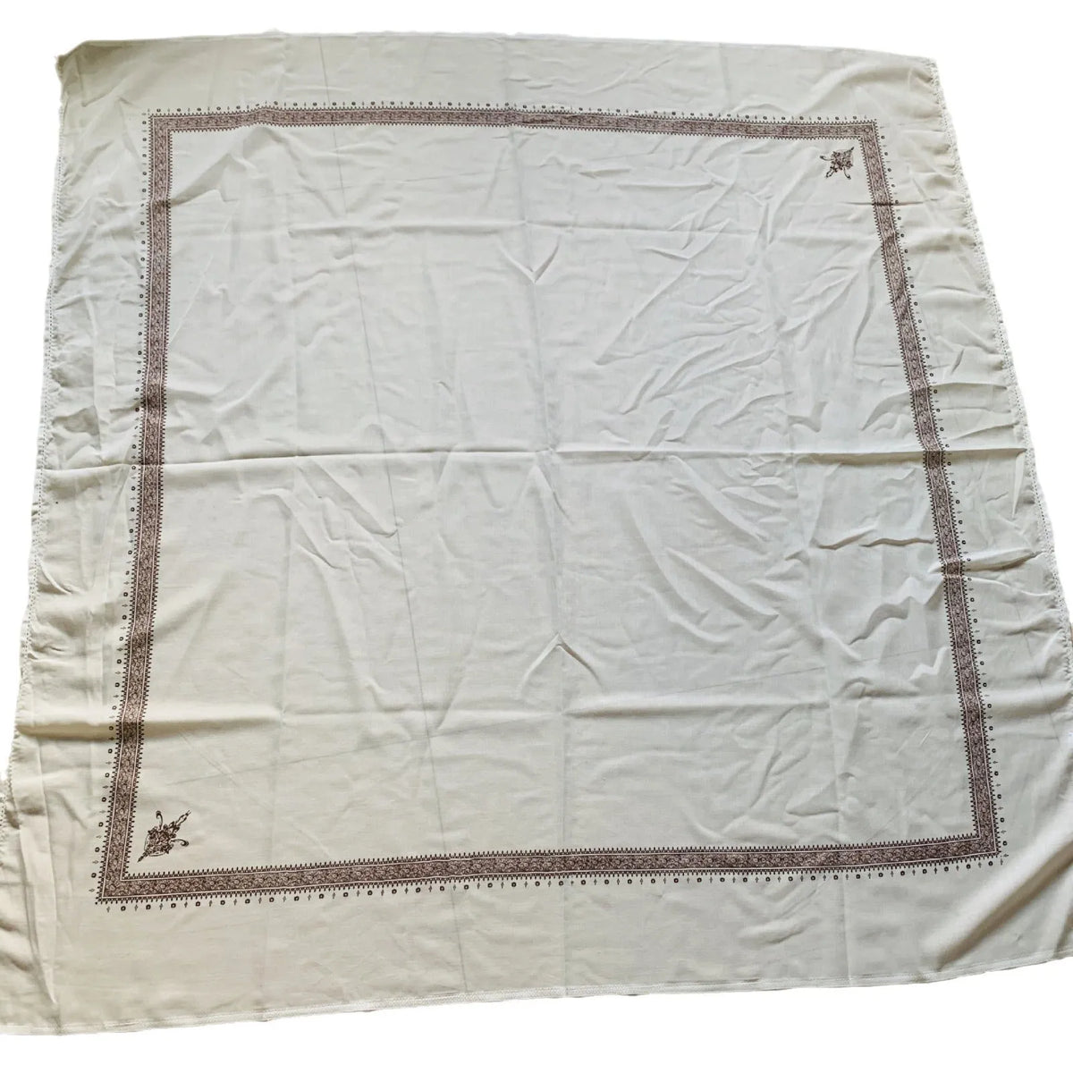 Printed square polyester scarf measuring 138x138 cm in multiple colour options