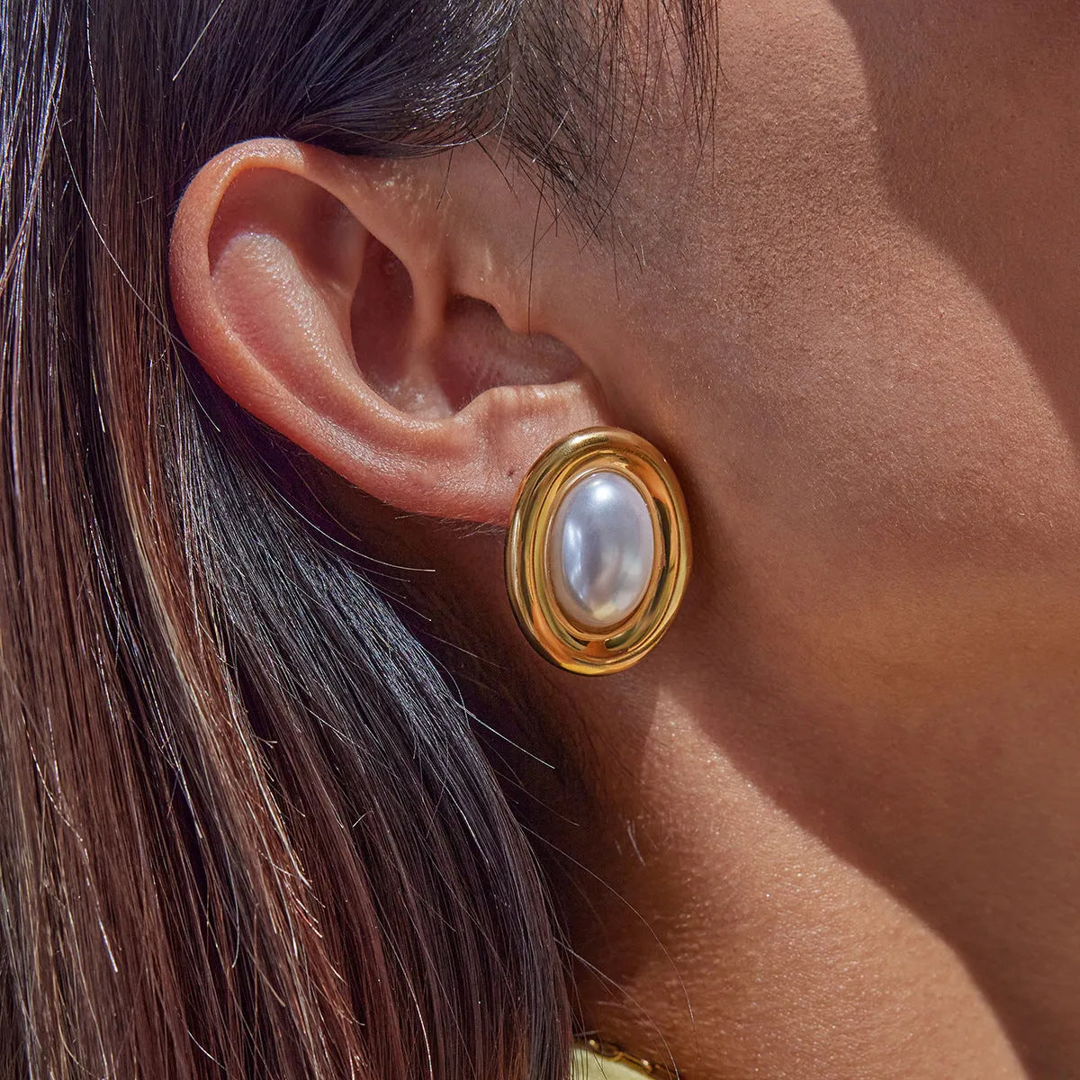 Pair of stainless steel vintage pearl ear studs with electroplated finish for women