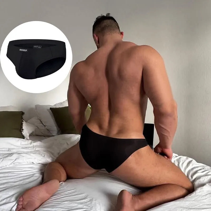 Men's solid colour low waist briefs in seamless knit polyester fabric
