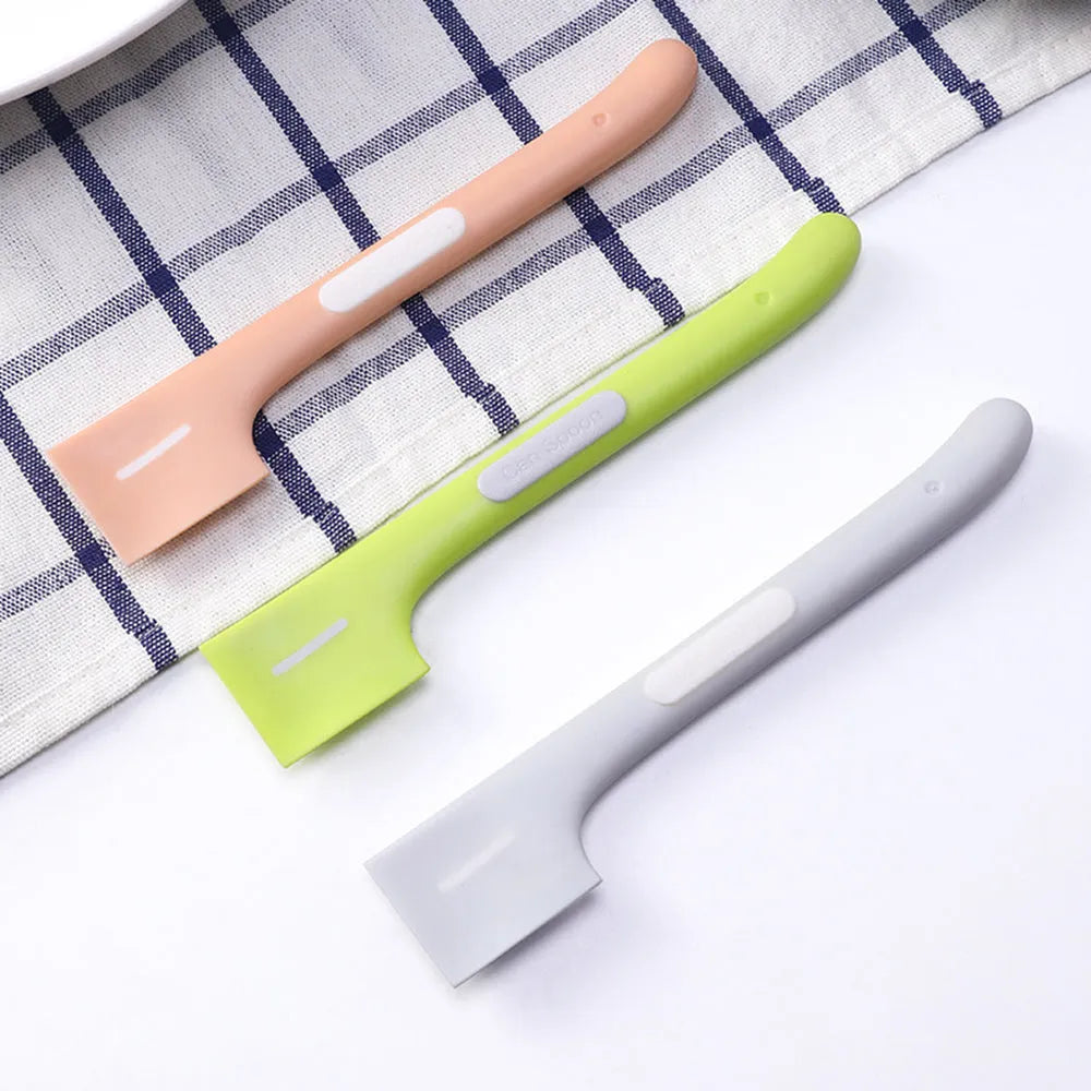 Long-handled pet feeding spoon for cats and dogs wet food with right-angle design