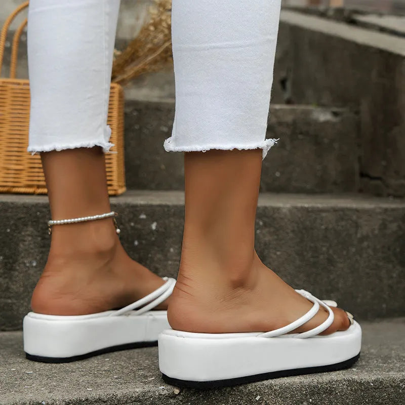 Thick-soled herringbone pattern flip-flops in multiple colours with rubber construction