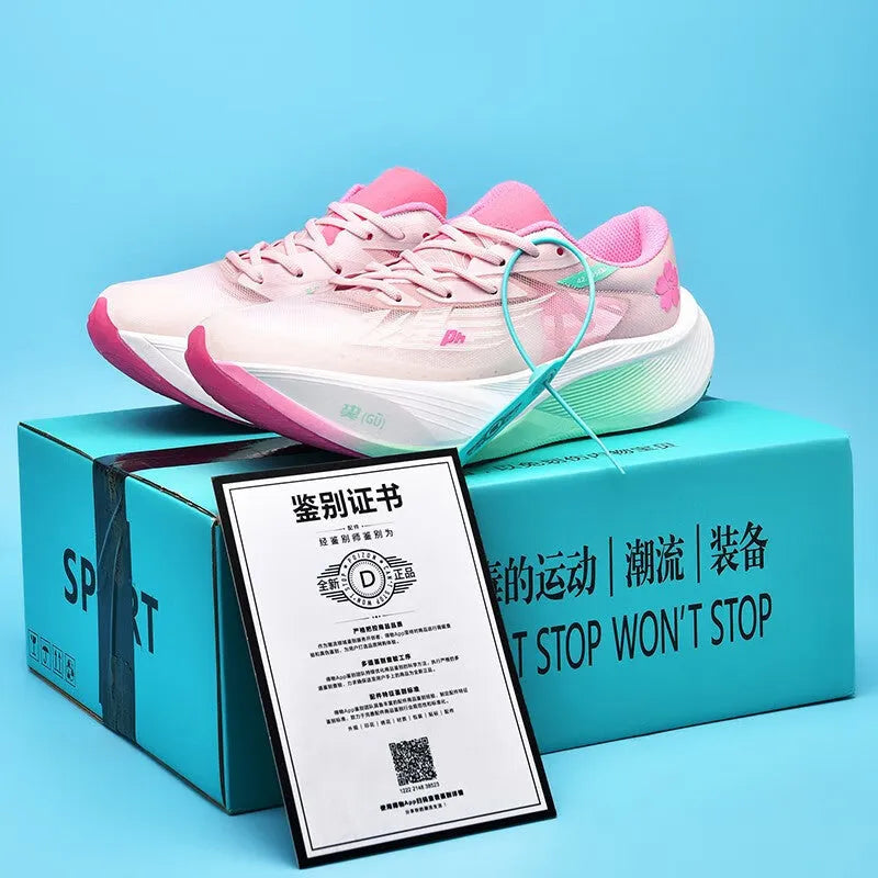 Neutral adult racing sneaker with carbon plate, low-top PU mesh upper in glacier colour with natural rubber sole