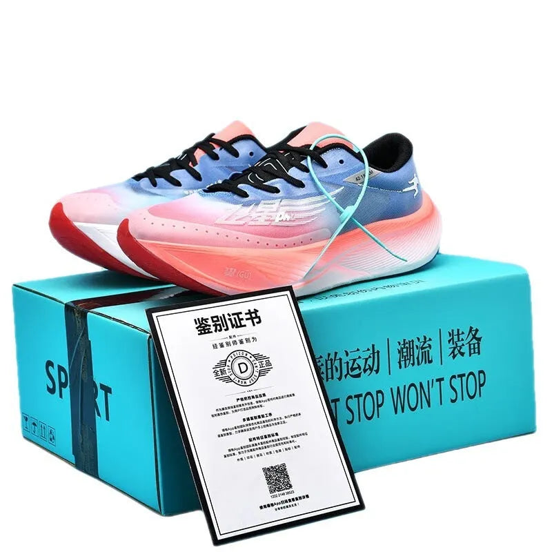Neutral adult racing sneaker with carbon plate, low-top PU mesh upper in glacier colour with natural rubber sole