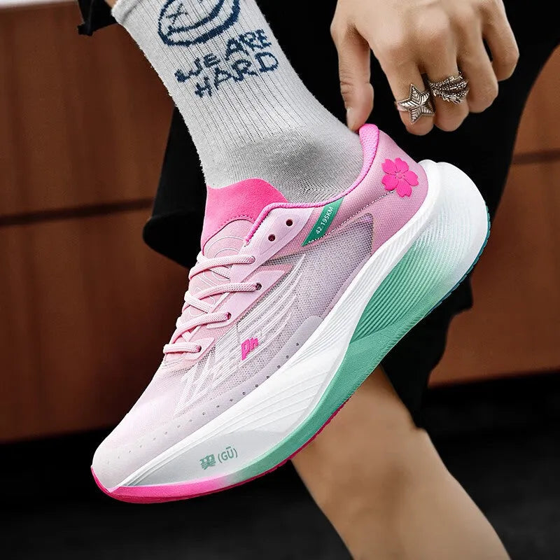 Neutral adult racing sneaker with carbon plate, low-top PU mesh upper in glacier colour with natural rubber sole