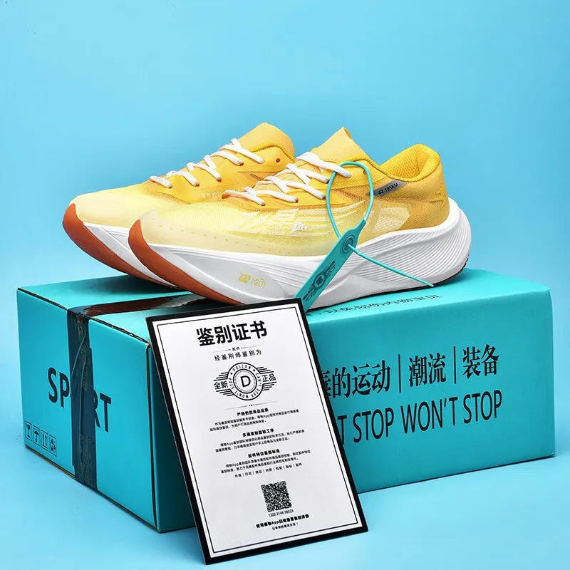Neutral adult racing sneaker with carbon plate, low-top PU mesh upper in glacier colour with natural rubber sole