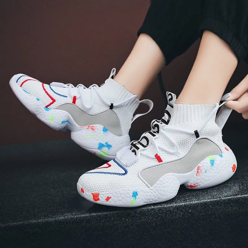 Men's camouflage pattern mesh sneakers with vulcanised rubber sole for casual running and tennis.