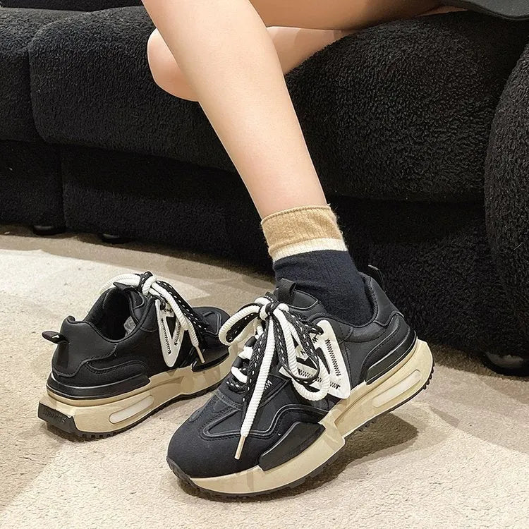 Women's black and khaki red retro platform sports shoes with round toe and front lace-up.