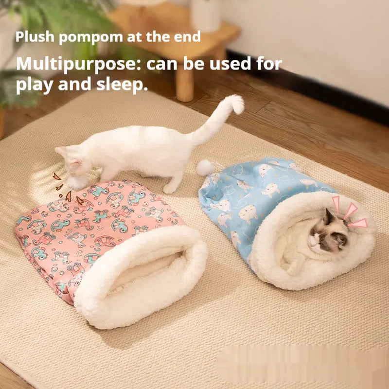 Pet sleeping bag for cats measuring 50 by 40 centimetres with polar fleece construction