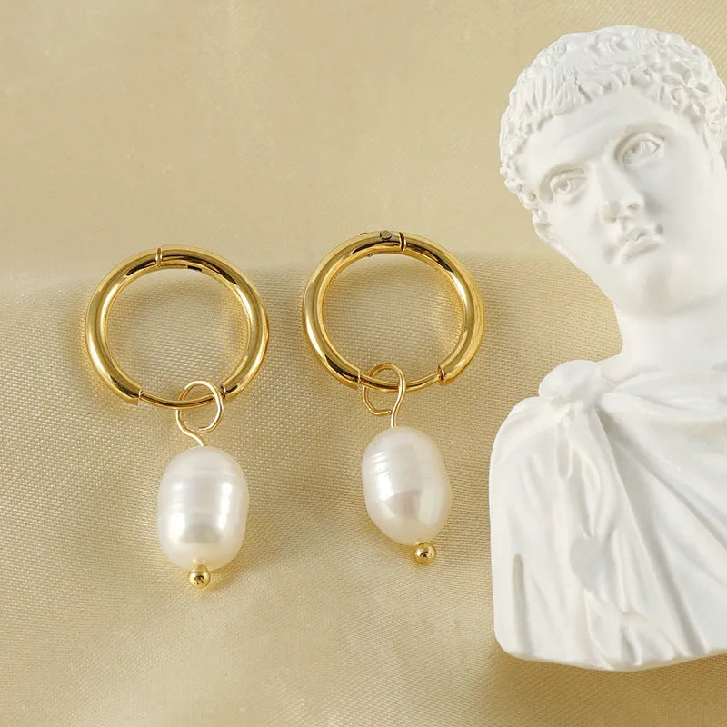 Geometric stainless steel women's earrings with pearl detail in gold electroplated finish