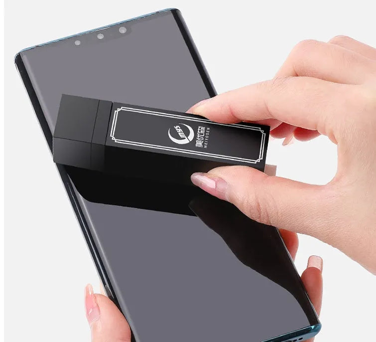 Black pack of 40 disposable screen cleaner wipes for mobile phones