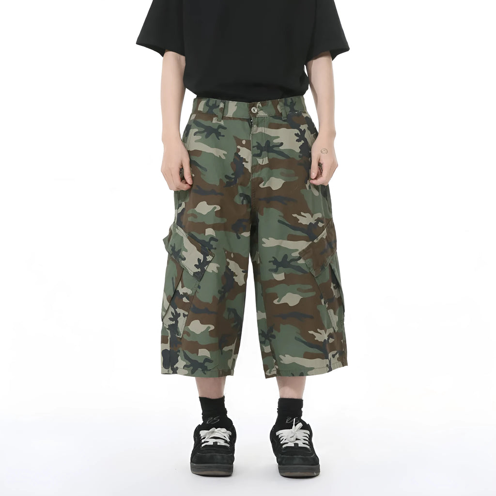 Men's camouflage pattern cotton trousers with wide leg loose fit and visible side stitching