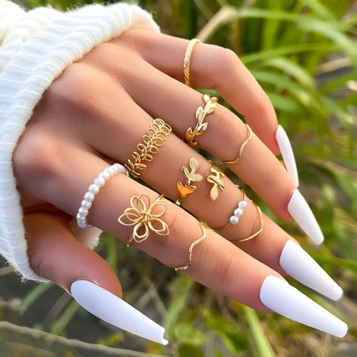Openwork floral pattern ring set in glossy gold colour with alloy construction