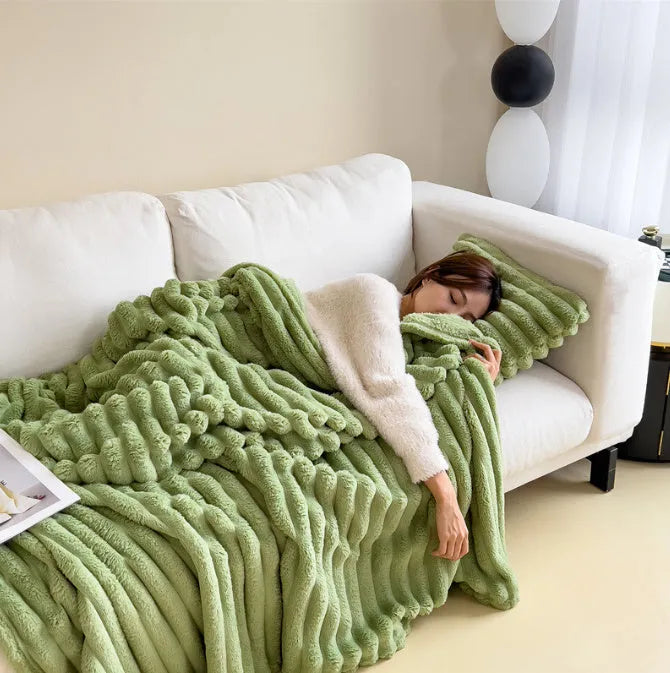 Solid colour double-sided thickening faux rabbit fur blanket in bubble velvet material.
