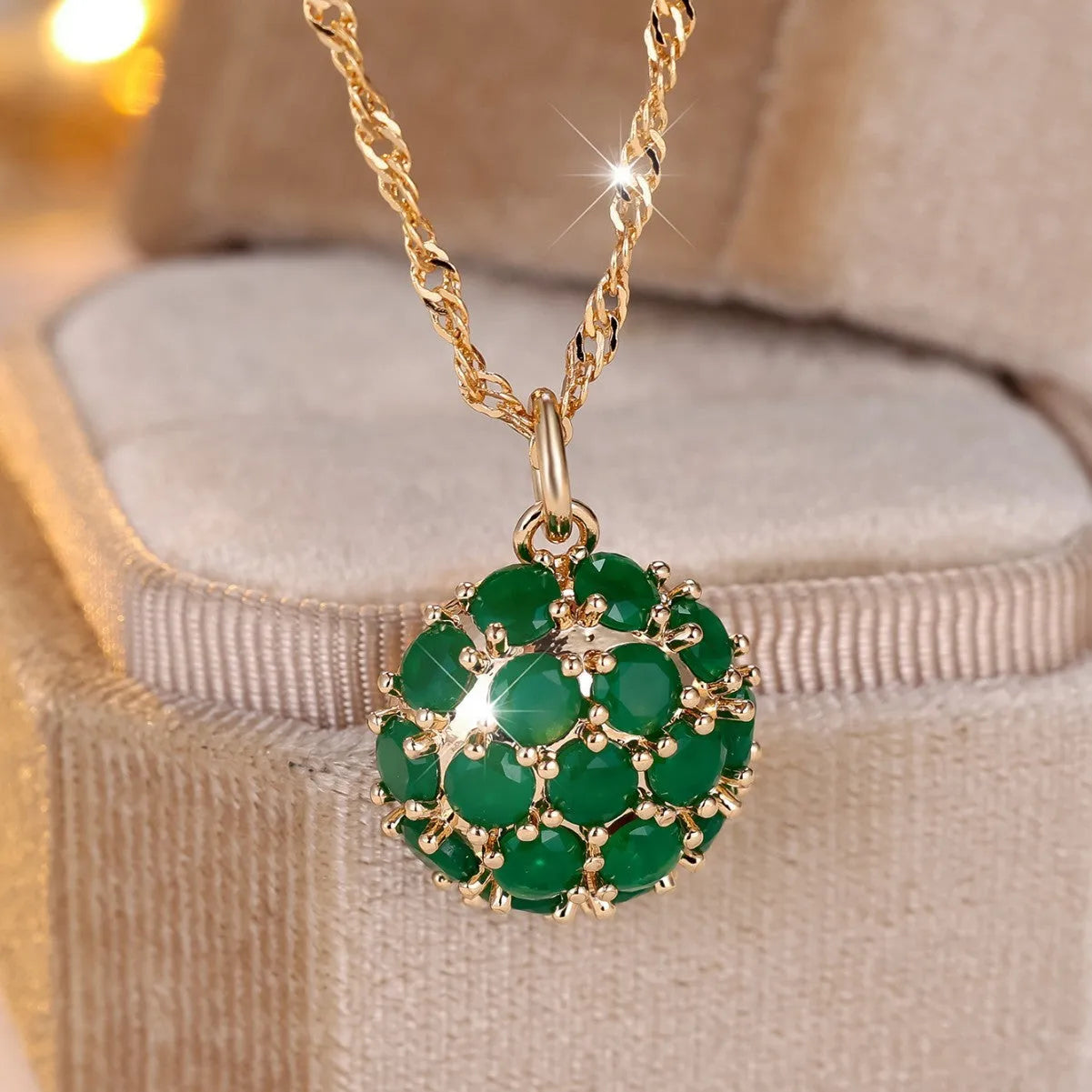 Women's geometric pendant necklace with emerald diamond colour and adjustable copper chain