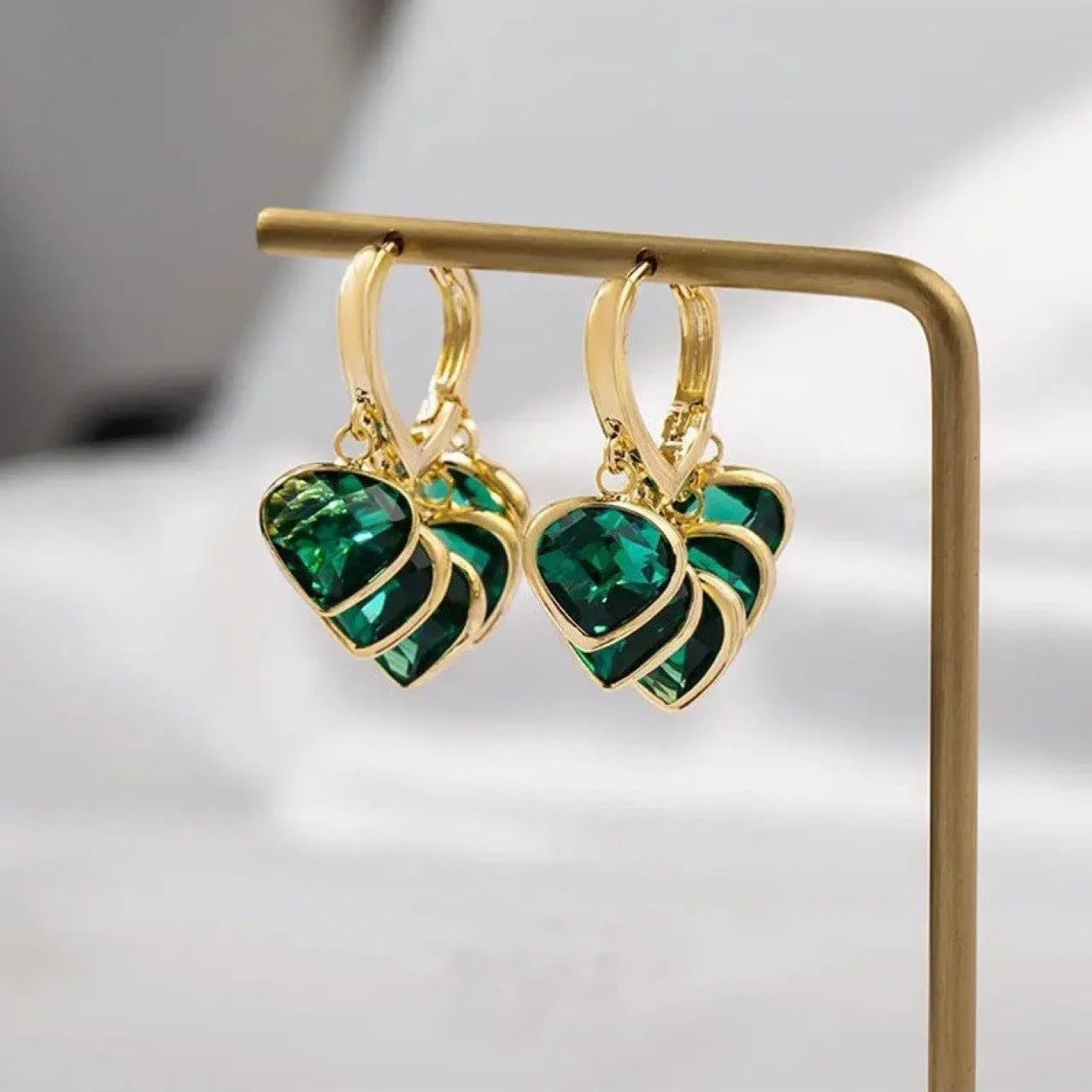 Korean-style women's green heart ear clip earrings with artificial gemstone decoration
