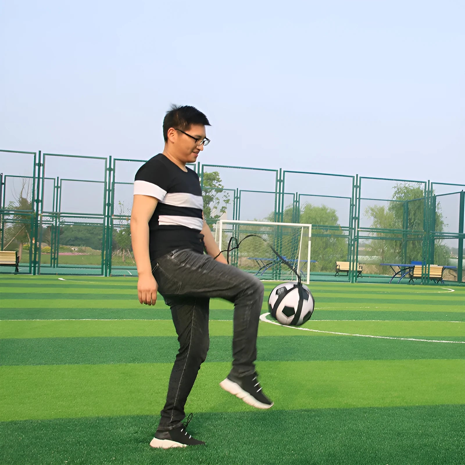 Black football juggling belt with 2-metre length for rotating ball control training
