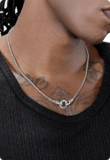 Silver S925 sterling silver clavicle necklace with a simple pendant on a fine chain.