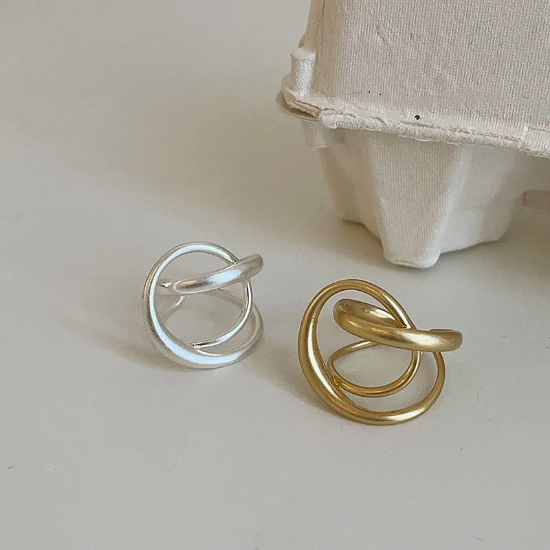 Three-dimensional interlaced matte metal open ring for women in gold or silver electroplated finish with geometric shape