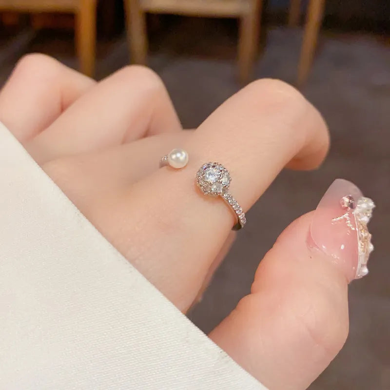 Open-end geometric pearl ring with round zircon elements and thick gold plating