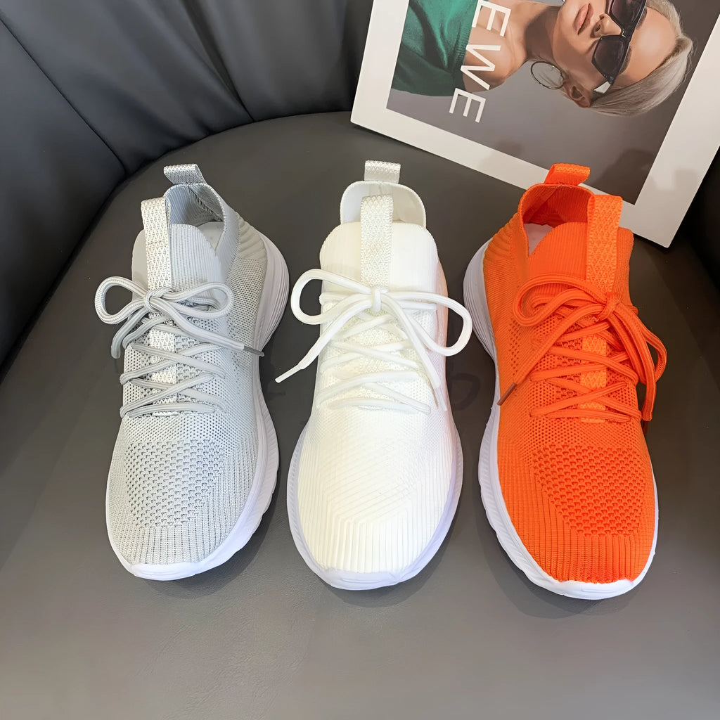 Women's low-top running shoes in creamy white with Flyknit mesh upper and a detailed English muffin heel.