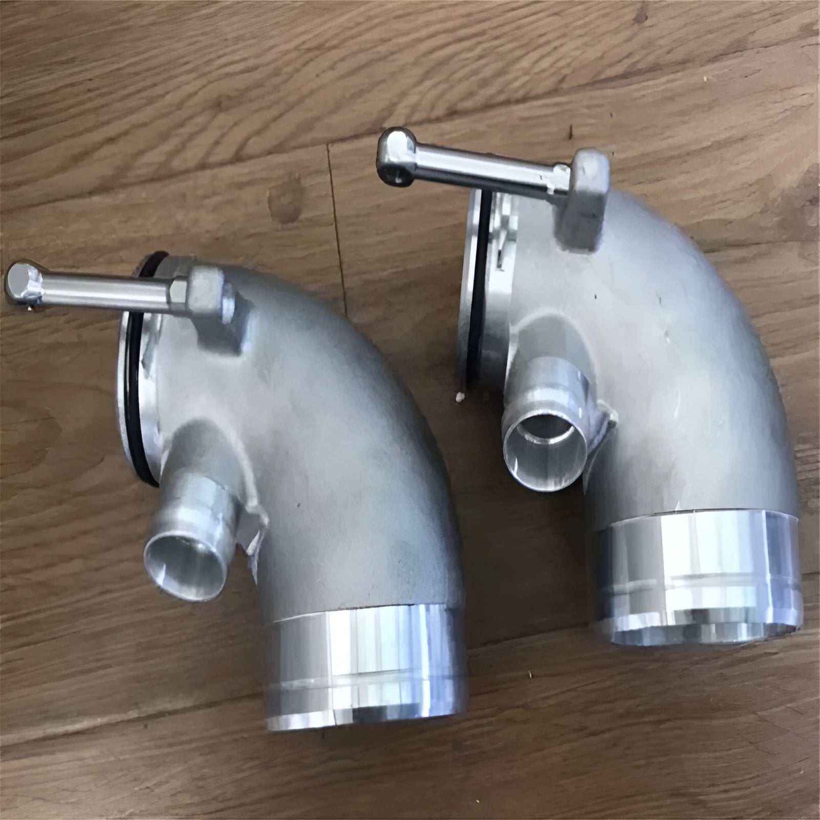 Aluminium alloy 90-degree turbine tube elbow connector for automotive lateral engine positioning